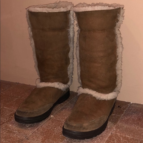 Sheepskin trimmed UGG boot with fur lining - Picture 2 of 7